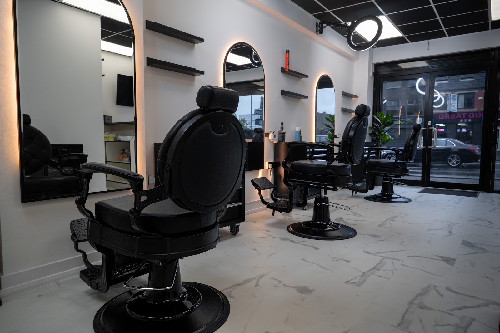 MB Barbers Mcr, photograph 6.